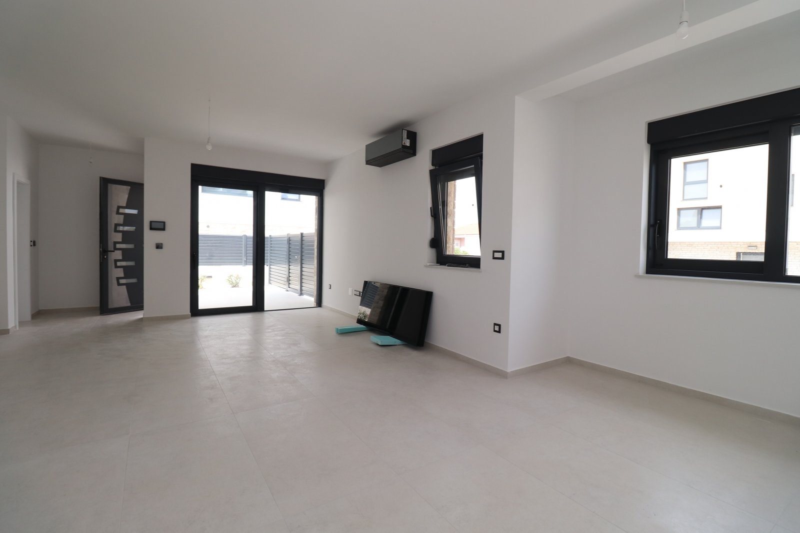 306368 - Villa in Murter