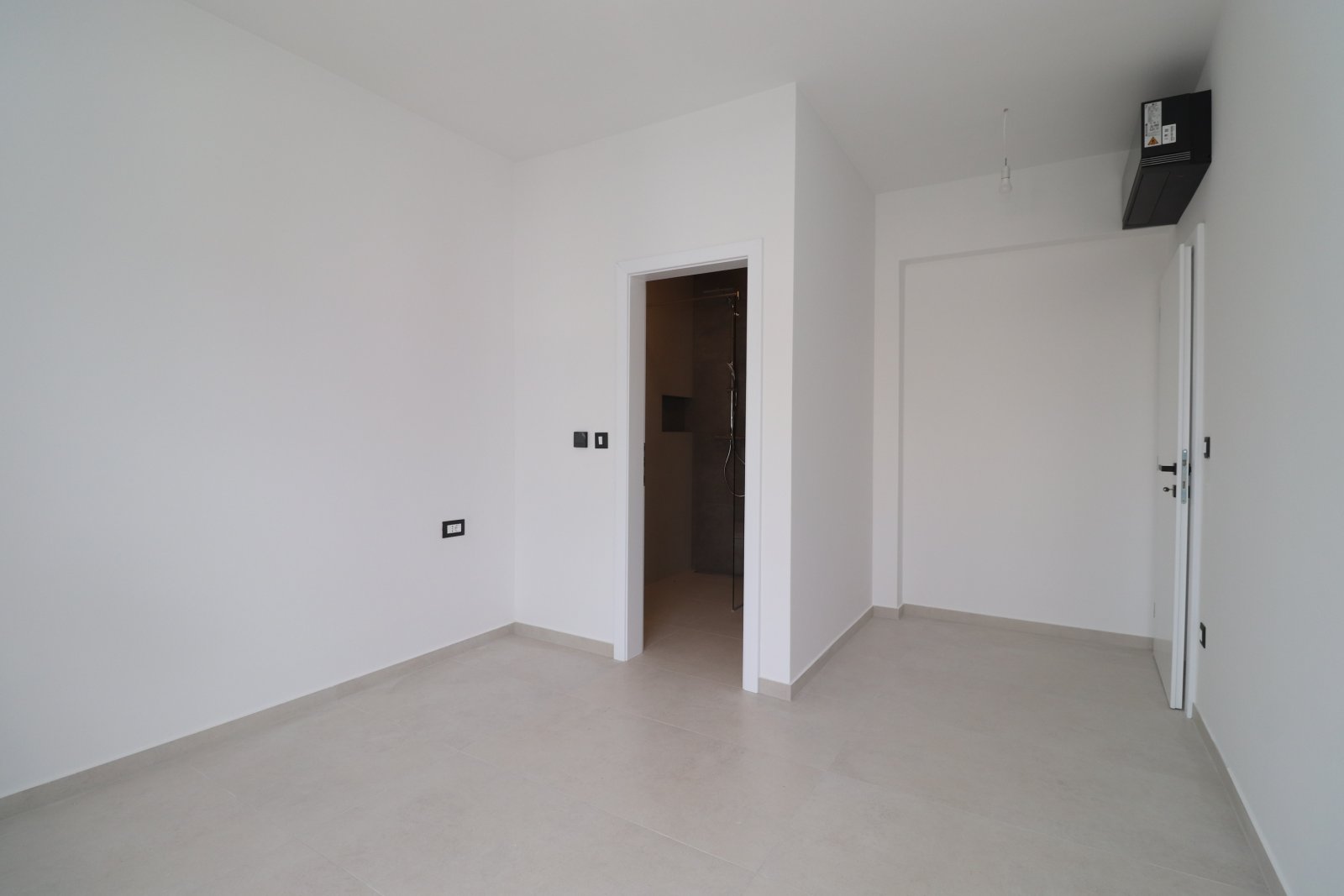 306368 - Villa in Murter