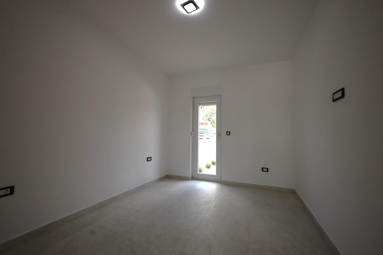 584253 - Villa in Tribunj