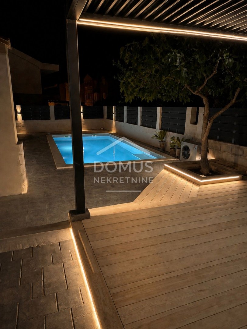 621077 - Villa in Vodice