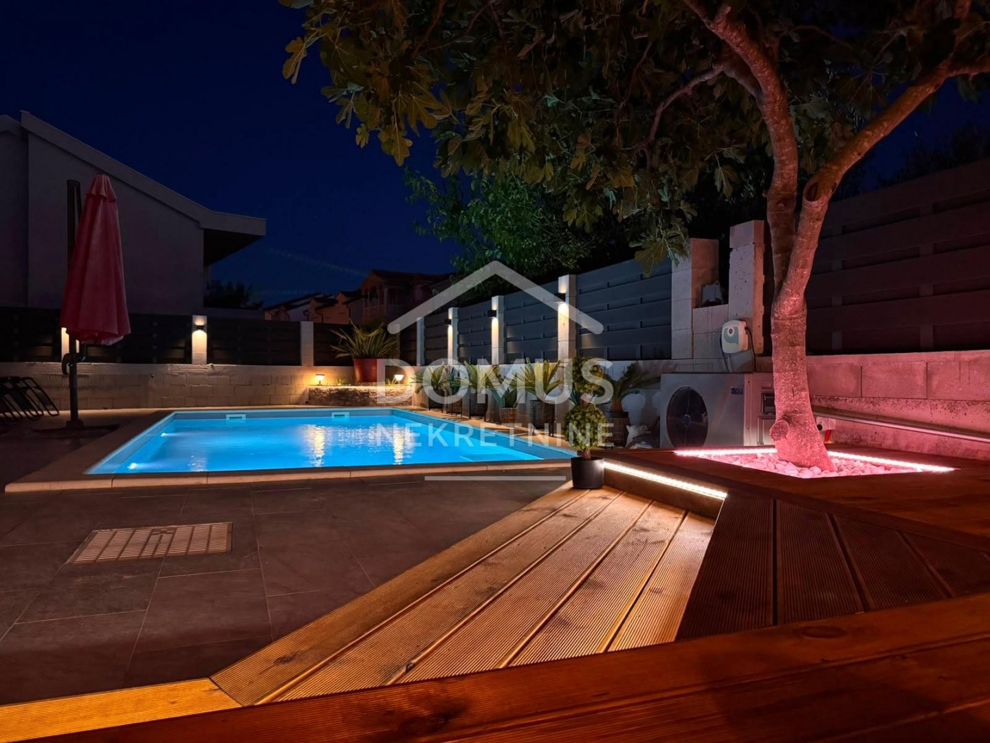 621077 - Villa in Vodice