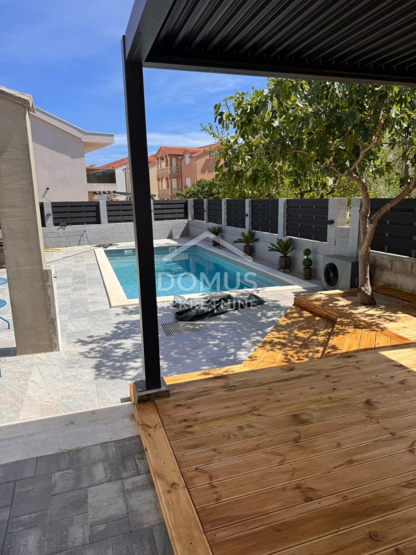621077 - Villa in Vodice