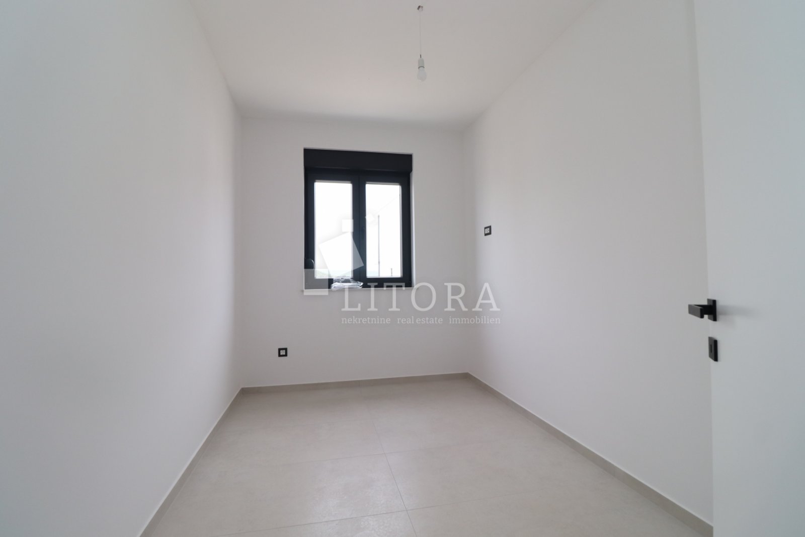 306366 - Villa in Murter