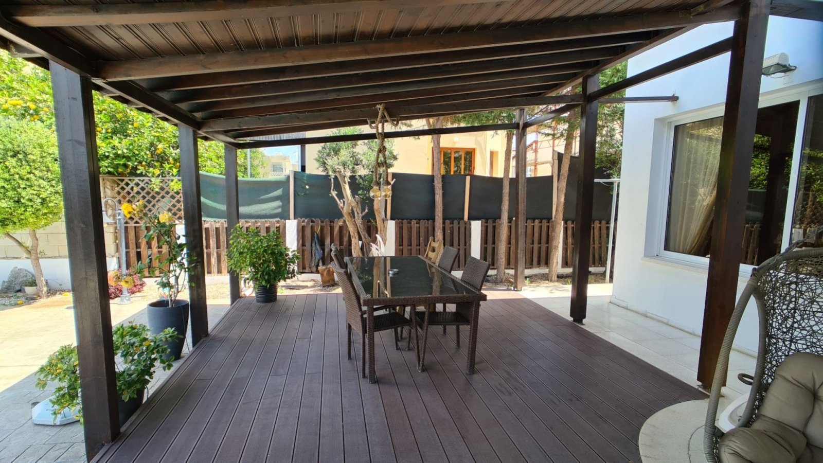 This spacious fully furnished villa arranged on 3 levels with all white goods included. Outdoor space consists of uninterrupted sea views with landsca