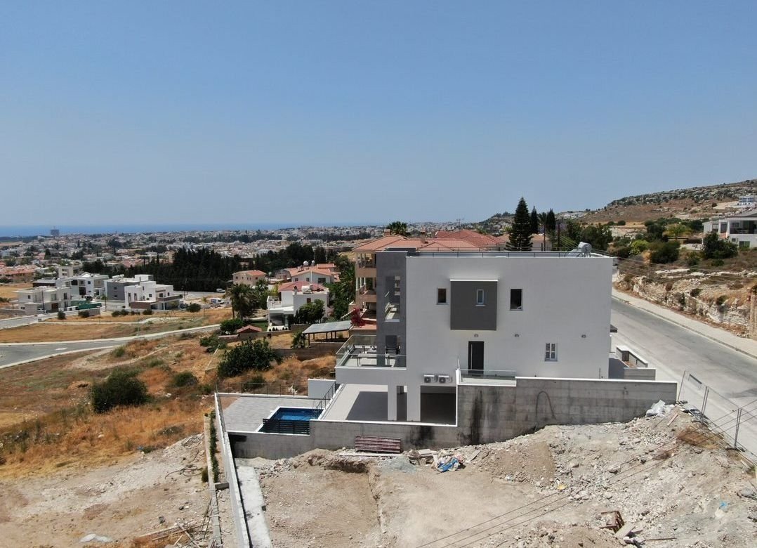 The sky above… the sea below! Unobstructed seaviews forever!!
2 Ultra-Luxury 4-bedroom villas in beautiful modern style design in the most prestigiou