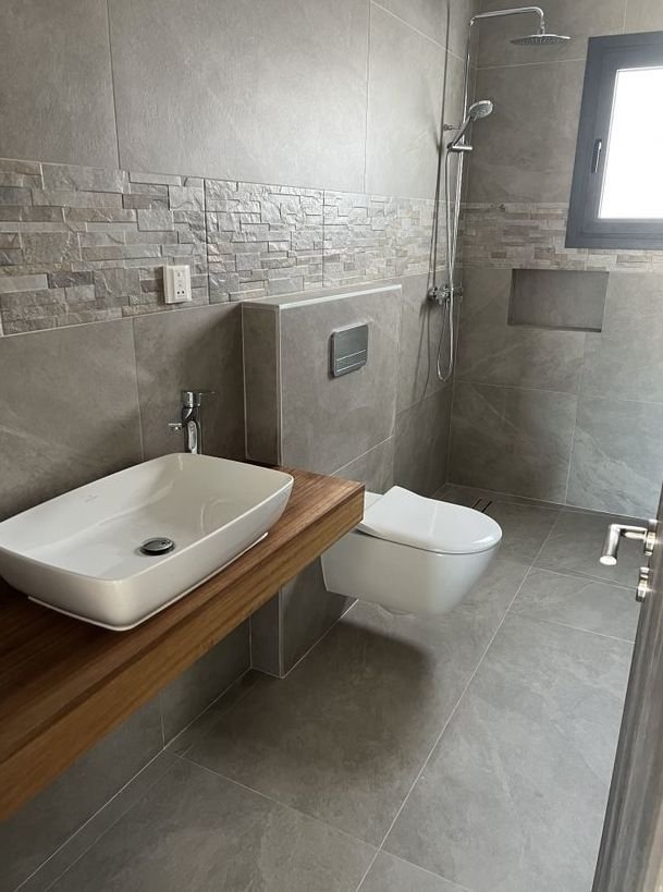 At a prime location in the heart of Kato Paphos now for sale, KEY READY New Penthouse Apartment 402 just 10 mins walk to the KINGS AVENUE MALL, 4 mins