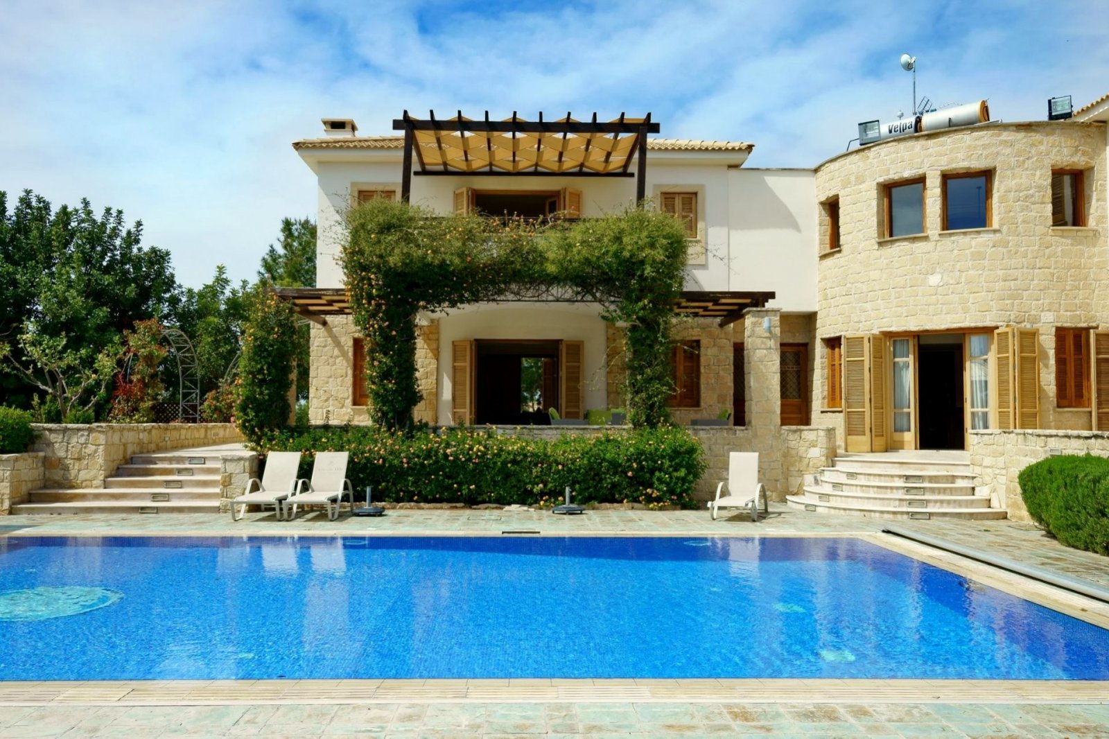 APHRODITE HILLS
This amazing property features a spectacular 6 x 10 meter heated pool with Roman steps and an additional outdoor jacuzzi tub. All five APHRODITE HILLS
This amazing property features a spectacular 6 x 10 meter heated pool with Roman steps and an additional outdoor jacuzzi tub. All five