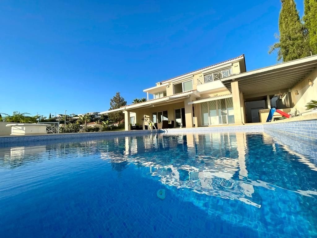 Beatifull villa in Tala offering panoramic sea views
Five bedrooms on suite
Underfloor heating
Heating panels at the walls
Fully equipped kitche Beatifull villa in Tala offering panoramic sea views
Five bedrooms on suite
Underfloor heating
Heating panels at the walls
Fully equipped kitche