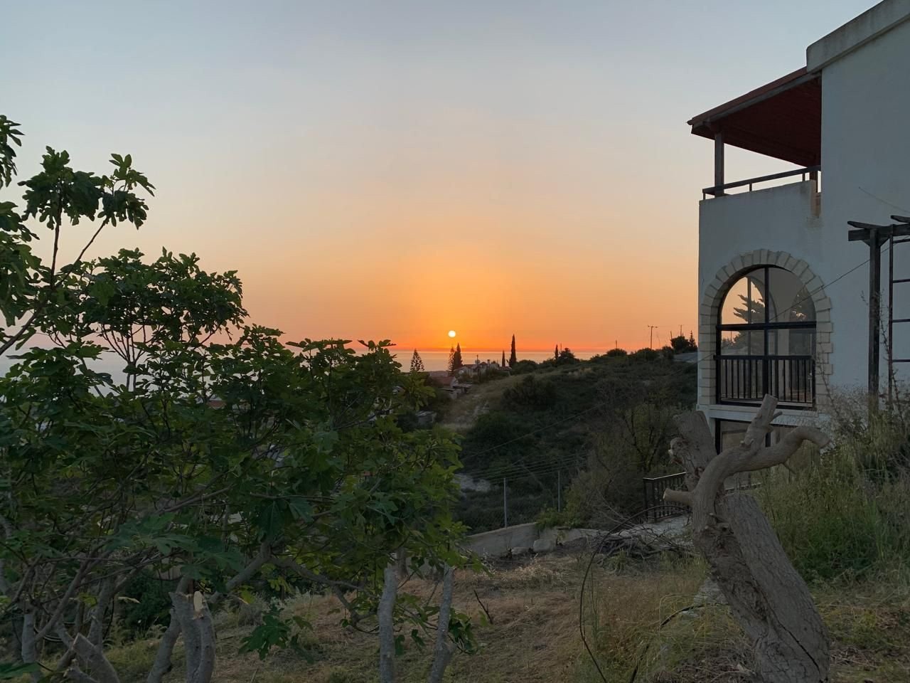 For sale a Resale Old villa that needs full renovation and is located approximately 400m above sea level with unobstructed sea views on a plot size o For sale a Resale Old villa that needs full renovation and is located approximately 400m above sea level with unobstructed sea views on a plot size o