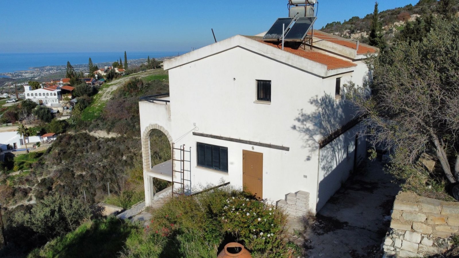For sale a Resale Old villa that needs full renovation and is located approximately 400m above sea level with unobstructed sea views on a plot size o