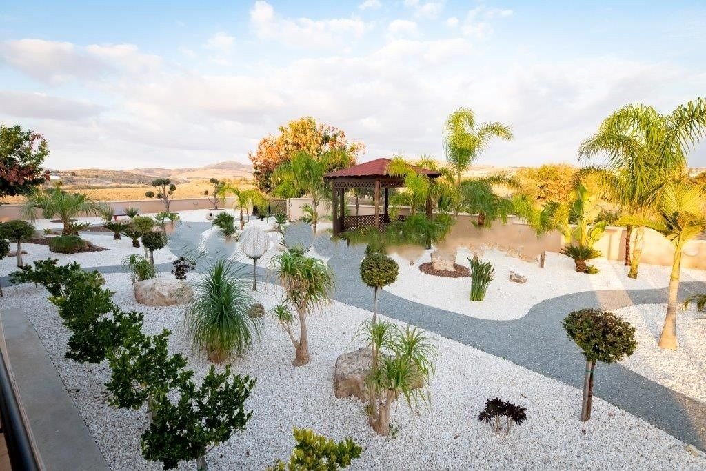 An extremely beautiful four-bedroom, four-bathroom superb detached villa located in the renowned area of Anarita Village.

It is set in an excellent a