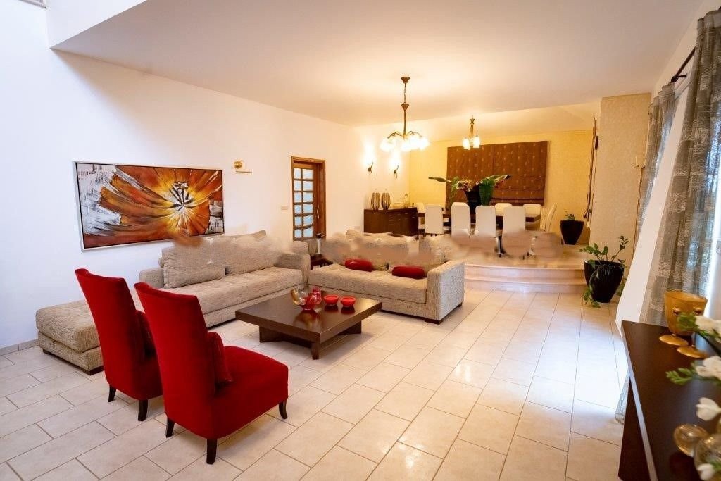 An extremely beautiful four-bedroom, four-bathroom superb detached villa located in the renowned area of Anarita Village.

It is set in an excellent a