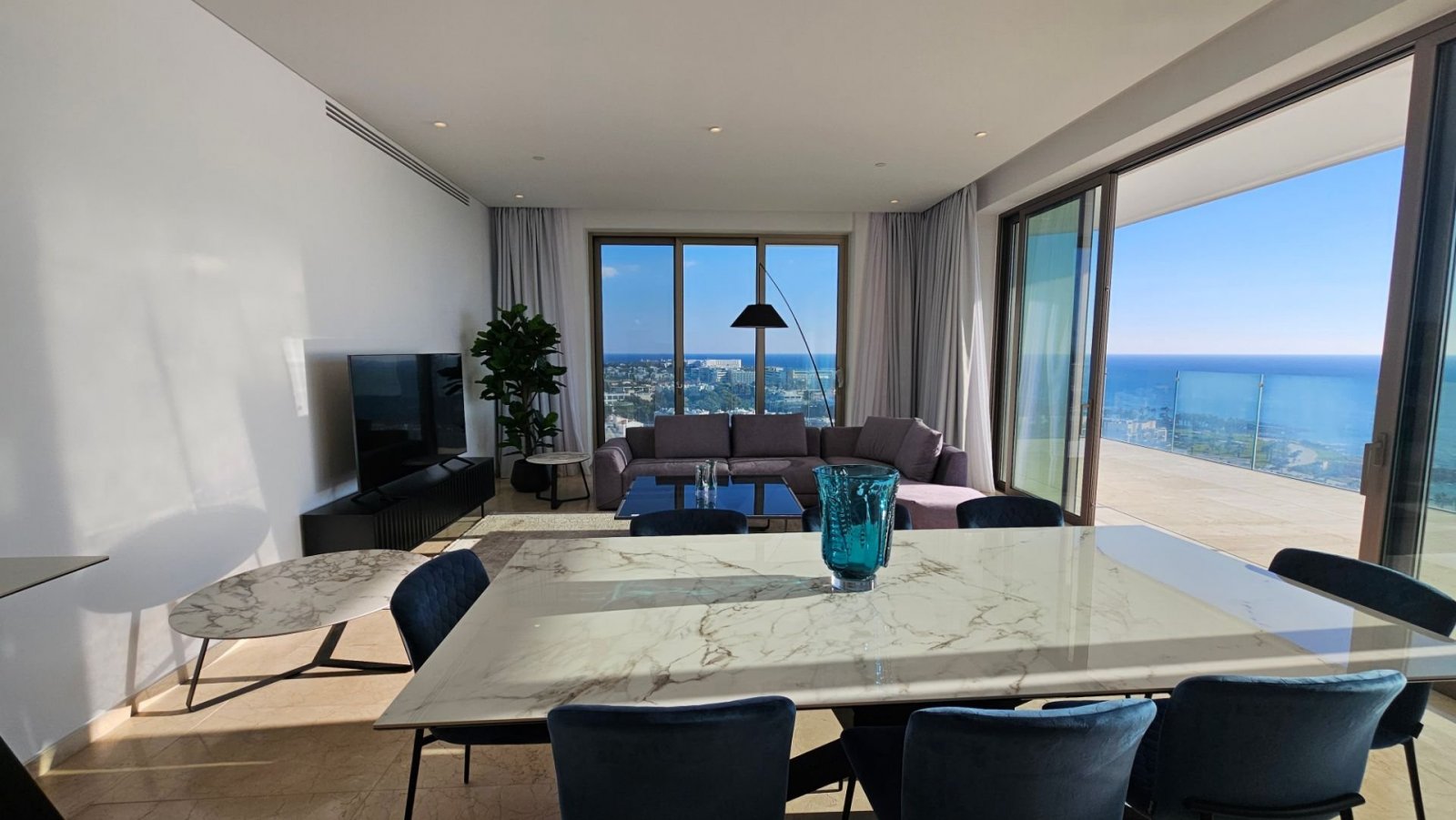 Luxury high-rise apartments in Kato Paphos for sale: 
At the 9th-floor Tower Apartment in Kato Paphos. This is a 3 Bedroom Apartment in a Luxury water