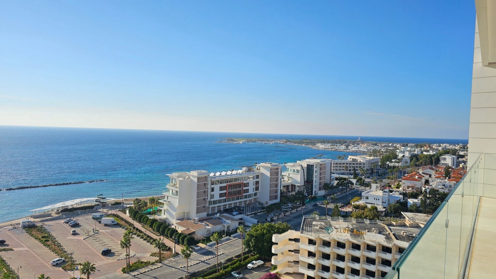 Luxury high-rise apartments in Kato Paphos for sale: 
At the 9th-floor Tower Apartment in Kato Paphos. This is a 3 Bedroom Apartment in a Luxury water