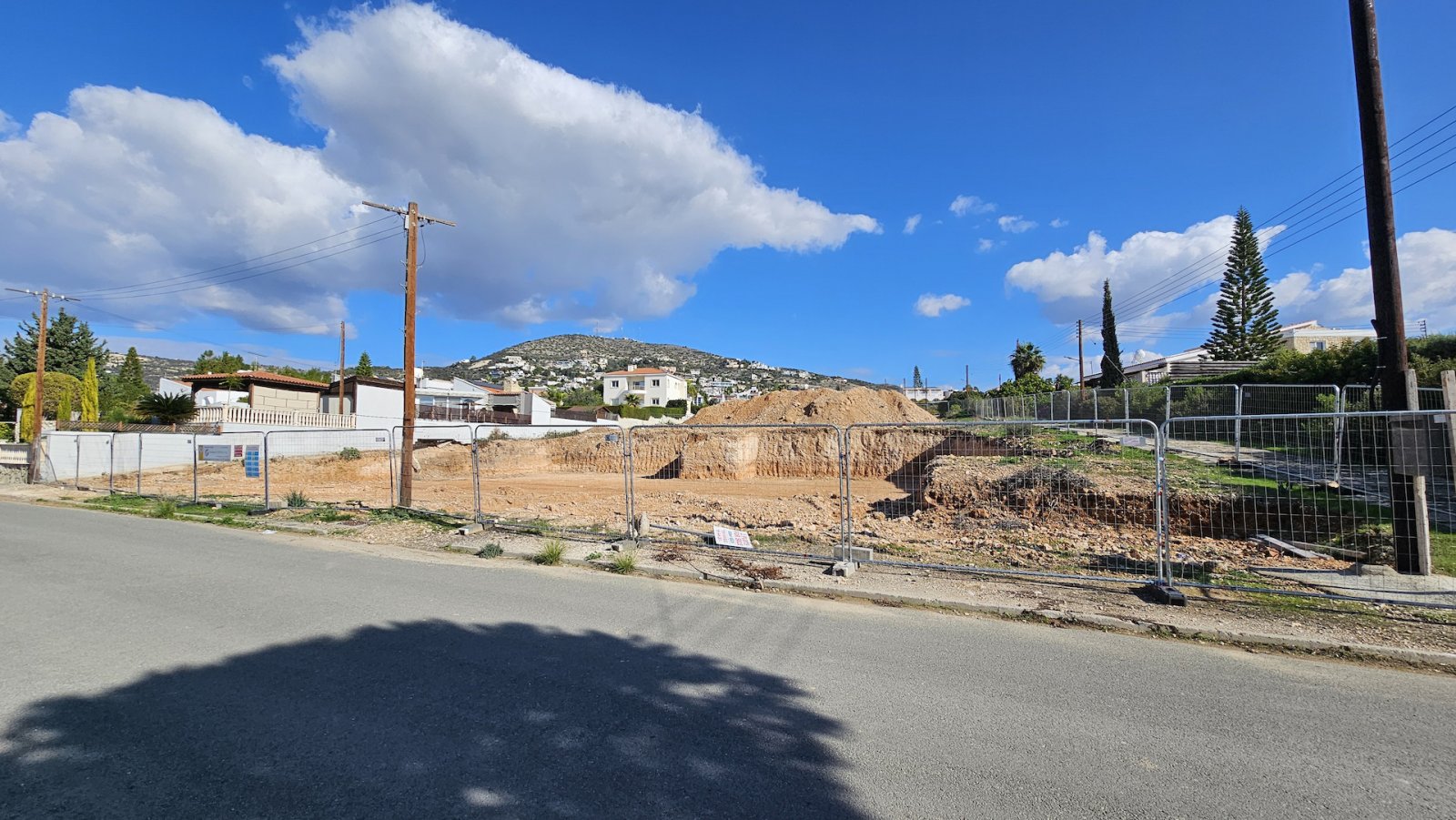 For sale is a stunning, modern detached villa currently under construction in the sought-after area of Tala. With a spacious internal area of 488 m²,