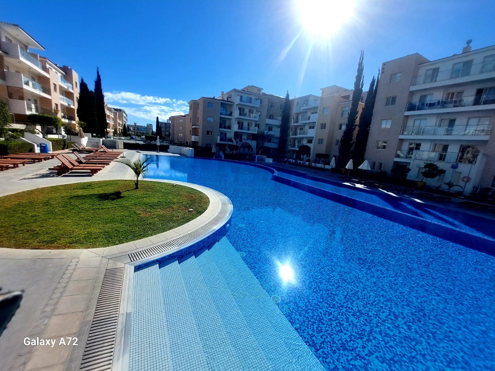 Discover this beautifully maintained 2-bedroom apartment for sale in Elysia Park, located in the highly sought-after Universal area of Paphos. Situate