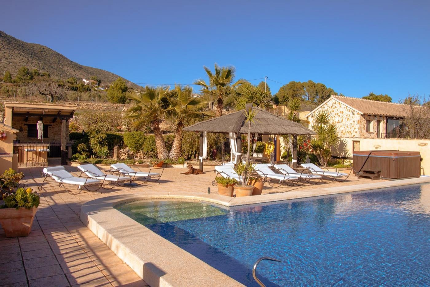 Exklusive Poolanlage mit Wellness-Oase und atemberaubender Bergkulisse - Ihr Traumort zum Entspannen! Exklusive Poolanlage mit Wellness-Oase und atemberaubender Bergkulisse - Ihr Traumort zum Entspannen!
