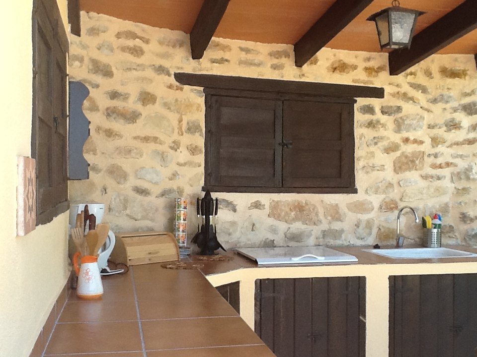 Rustikale Naturstein-Küche mit charmantem Landhausflair - Zeitlose Eleganz in mediterranem Stil Rustikale Naturstein-Küche mit charmantem Landhausflair - Zeitlose Eleganz in mediterranem Stil