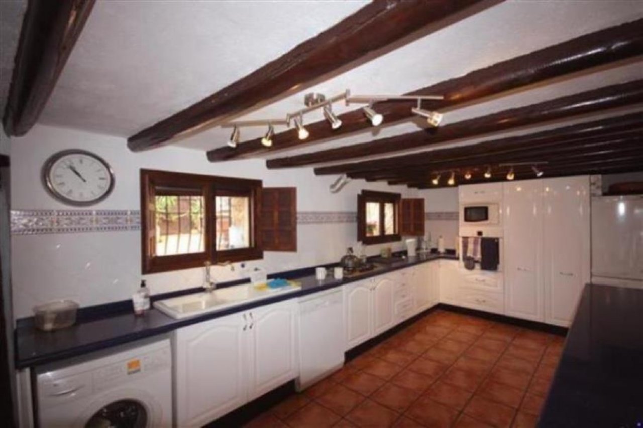 Charmante Landhausküche mit rustikalen Holzbalken und modernster Ausstattung - Kochen wie im Märchen! Charmante Landhausküche mit rustikalen Holzbalken und modernster Ausstattung - Kochen wie im Märchen!