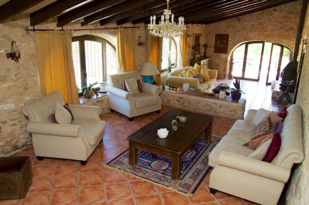Mediterranes Wohnparadies: Natursteinwände und lichtdurchflutete Bogenfenster schaffen zeitlose Eleganz Mediterranes Wohnparadies: Natursteinwände und lichtdurchflutete Bogenfenster schaffen zeitlose Eleganz
