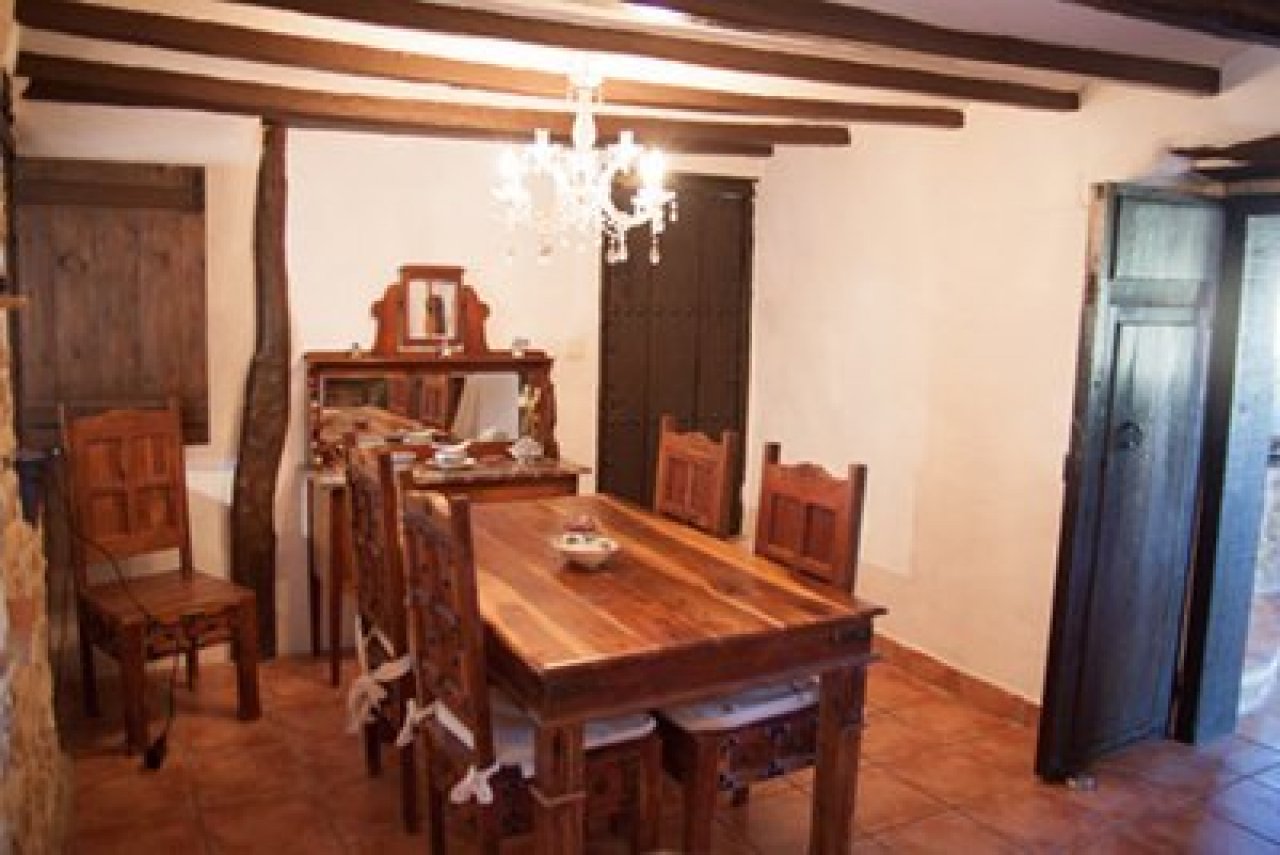 Rustikale Wohnkultur: Essbereich mit massiver Holztafel und stimmungsvoller Deckenbalken-Architektur Rustikale Wohnkultur: Essbereich mit massiver Holztafel und stimmungsvoller Deckenbalken-Architektur