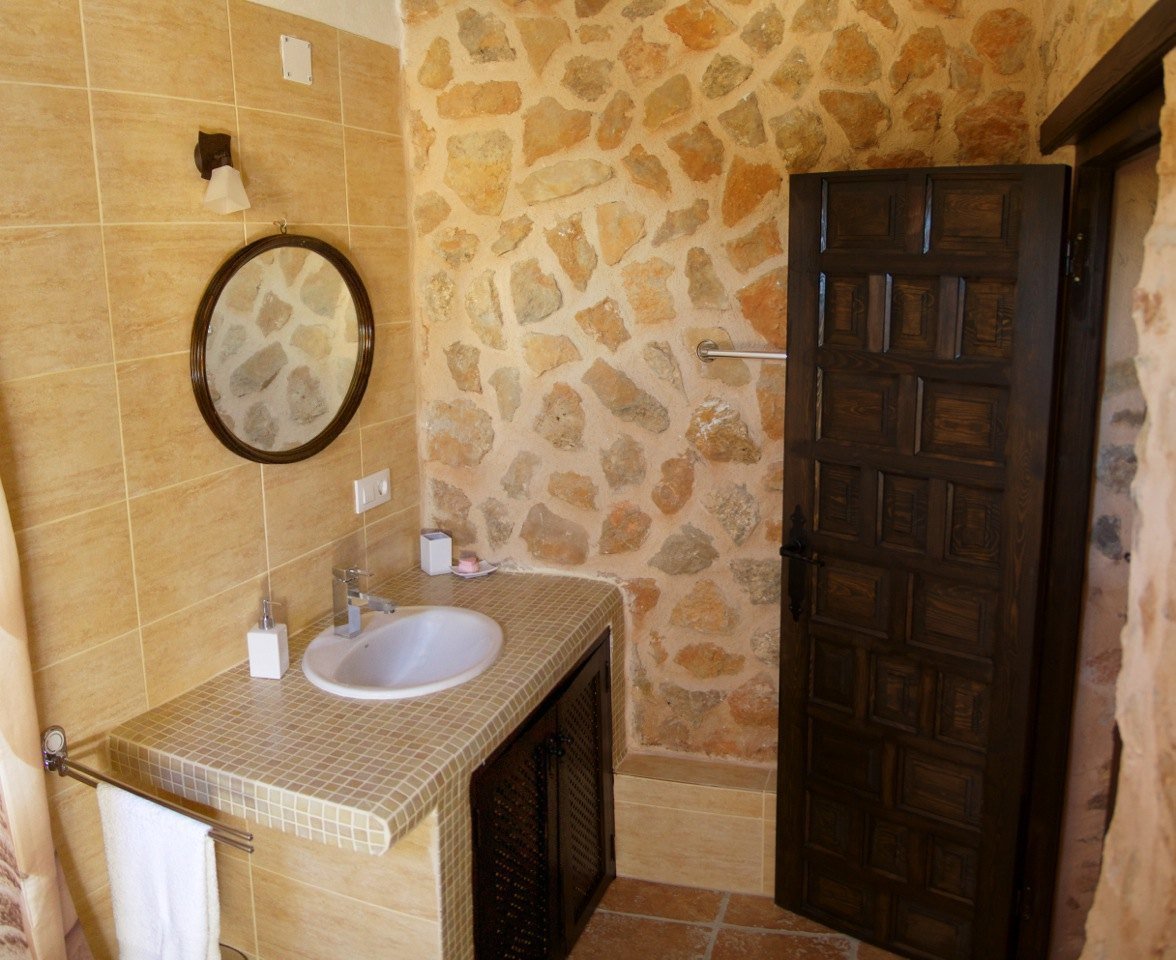 Rustikales Badezimmer mit Natursteinwand und mediterranem Charme - Exklusive Wohlfühloase mit individueller Raumgestaltung! Rustikales Badezimmer mit Natursteinwand und mediterranem Charme - Exklusive Wohlfühloase mit individueller Raumgestaltung!