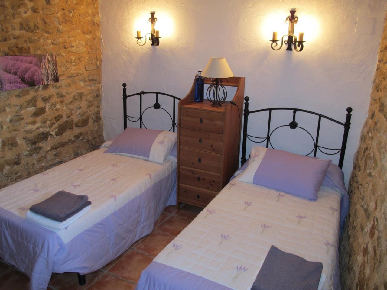 Charmantes Gästezimmer mit rustikaler Natursteinwand - Gemütliche Zweibettpension mit individueller Atmosphäre Charmantes Gästezimmer mit rustikaler Natursteinwand - Gemütliche Zweibettpension mit individueller Atmosphäre