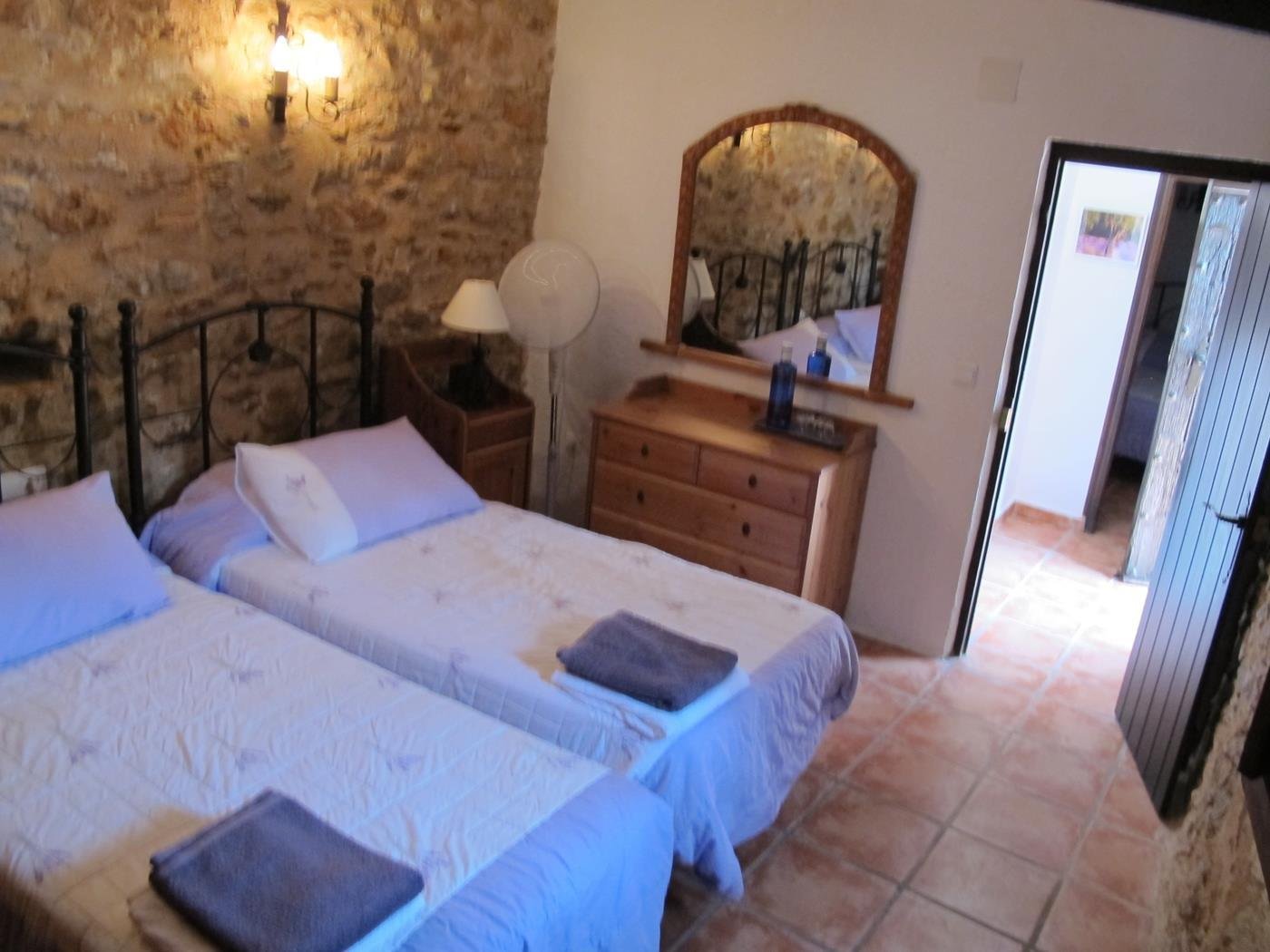 Charmantes Schlafzimmer mit rustikaler Natursteinwand - Zeitlose Eleganz und mediterranes Flair garantiert! Charmantes Schlafzimmer mit rustikaler Natursteinwand - Zeitlose Eleganz und mediterranes Flair garantiert!