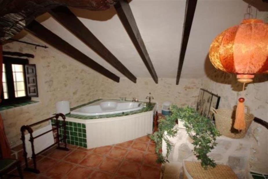 Wellness-Oase unterm Dachstuhl: Romantisches Badezimmer mit rustikalen Holzbalken und mediterranem Flair Wellness-Oase unterm Dachstuhl: Romantisches Badezimmer mit rustikalen Holzbalken und mediterranem Flair