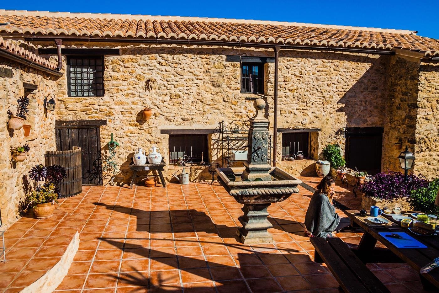 Mediterrane Naturstein-Terrasse mit charmantem Brunnen - Ihr Rückzugsort zwischen Tradition und Sonnenlicht Mediterrane Naturstein-Terrasse mit charmantem Brunnen - Ihr Rückzugsort zwischen Tradition und Sonnenlicht