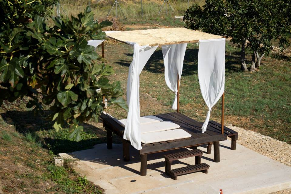 Exklusiver Outdoor-Rückzugsort: Moderne Sonnenliege mit Sonnenschutz und praktischer Ablage Exklusiver Outdoor-Rückzugsort: Moderne Sonnenliege mit Sonnenschutz und praktischer Ablage