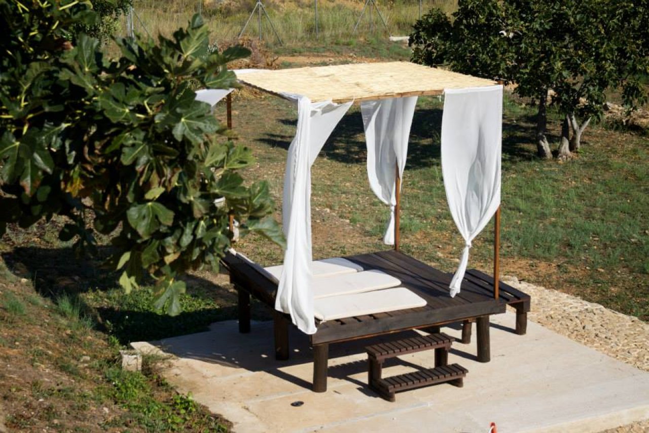 Exklusiver Outdoor-Rückzugsort: Moderne Sonnenliege mit Sonnenschutz und praktischer Ablage Exklusiver Outdoor-Rückzugsort: Moderne Sonnenliege mit Sonnenschutz und praktischer Ablage