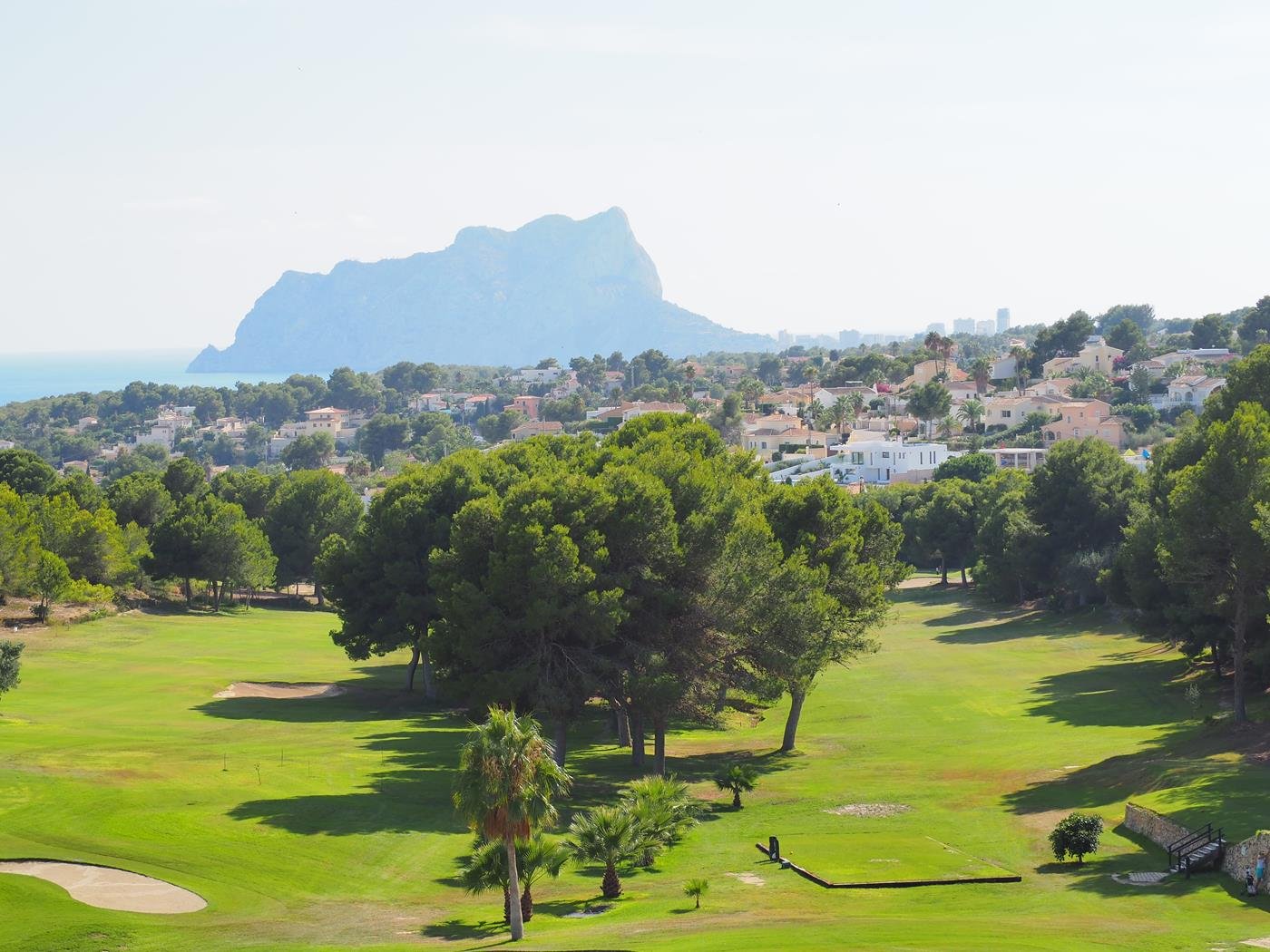 Exklusives Wohnen mit Panoramablick: Golfplatz-Residenz mit Meerblick und majestätischer Bergkulisse Exklusives Wohnen mit Panoramablick: Golfplatz-Residenz mit Meerblick und majestätischer Bergkulisse