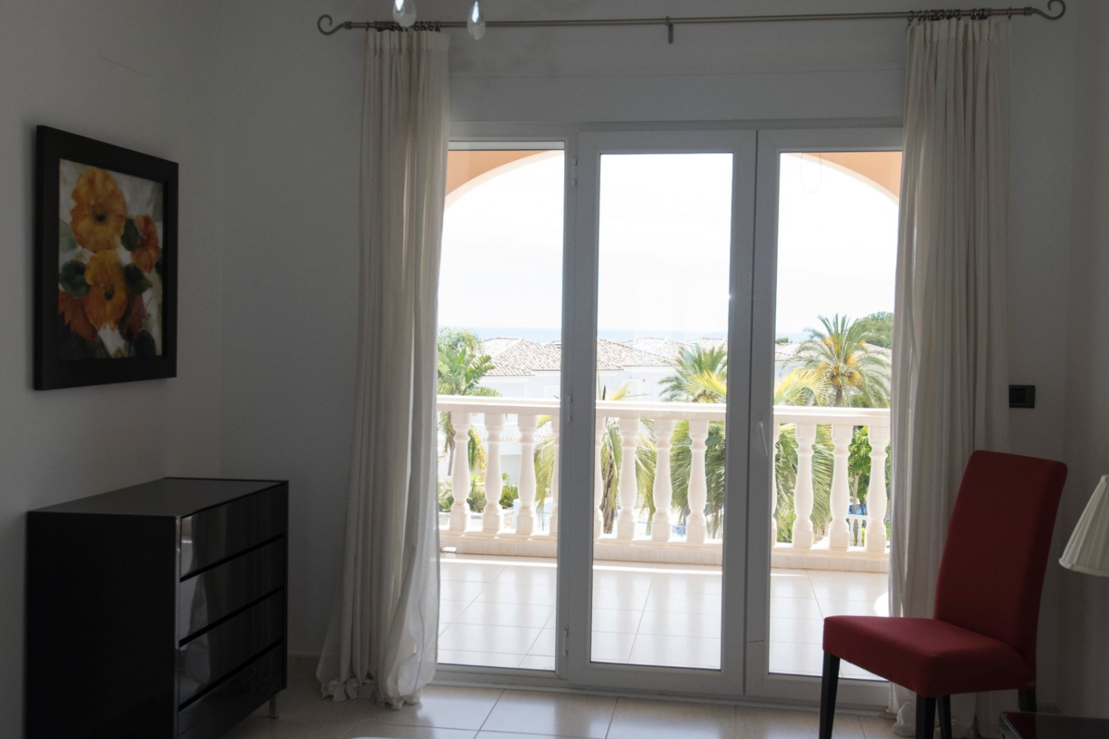 Exklusive Balkon-Oase mit Palmen-Panorama - Lichtdurchfluteter Wohntraum mit mediterraner Weitblick-Perspektive Exklusive Balkon-Oase mit Palmen-Panorama - Lichtdurchfluteter Wohntraum mit mediterraner Weitblick-Perspektive