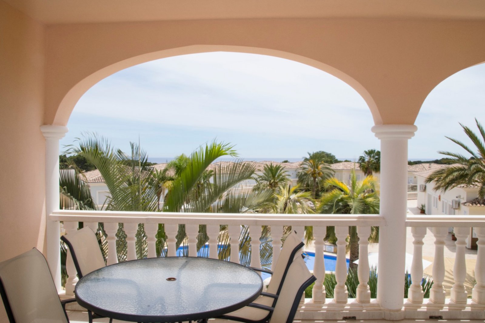Traumhafter Meerblick-Balkon mit mediterraner Architektur und Palmen-Panorama Traumhafter Meerblick-Balkon mit mediterraner Architektur und Palmen-Panorama