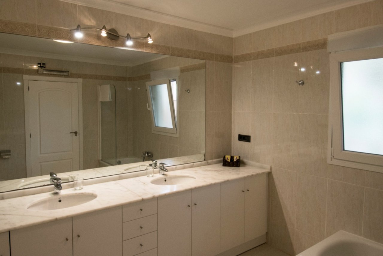 Luxuriöses Badezimmer mit Doppelwaschbecken und großzügiger Spiegelfront - Komfort auf höchstem Niveau! Luxuriöses Badezimmer mit Doppelwaschbecken und großzügiger Spiegelfront - Komfort auf höchstem Niveau!