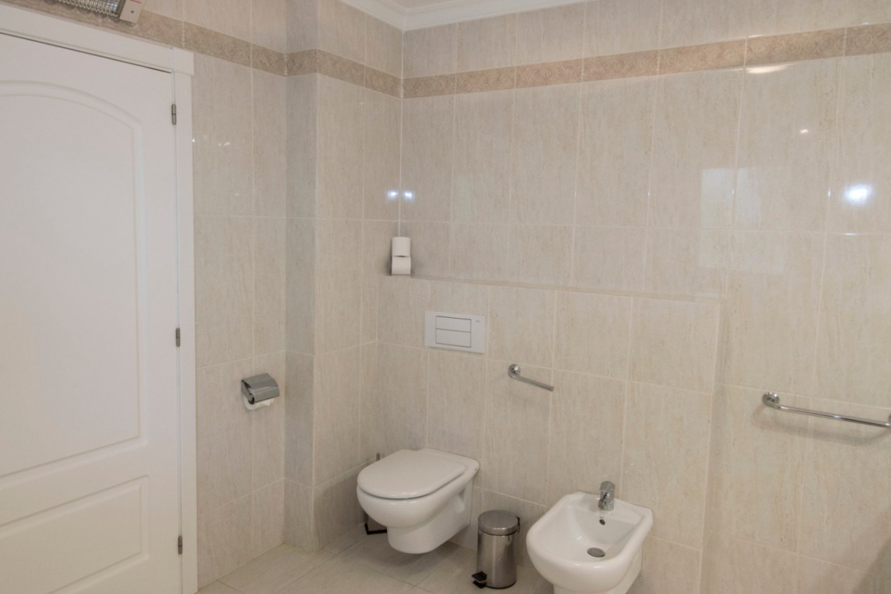 Exklusives Wellness-Ambiente: Modernes Bad mit wandhängender Sanitärausstattung und edler Fliesenoptik Exklusives Wellness-Ambiente: Modernes Bad mit wandhängender Sanitärausstattung und edler Fliesenoptik