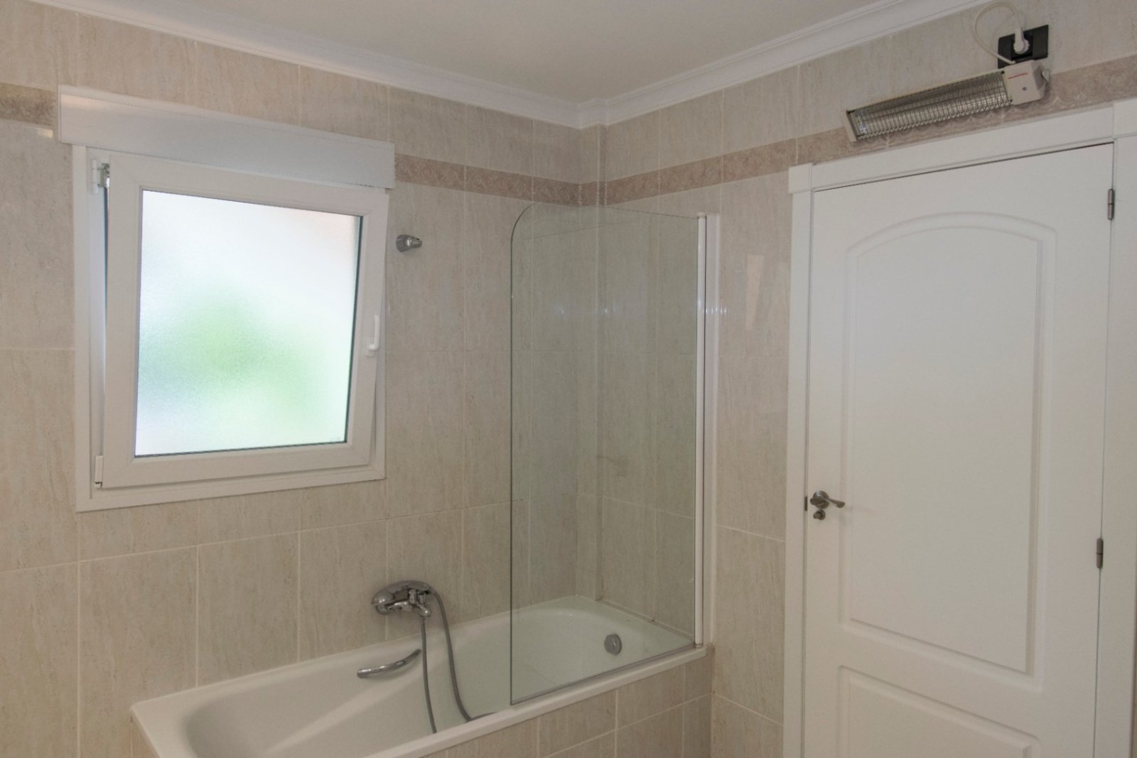 Modernes Badezimmer mit Komfort: Großzügige Badewanne, elegante Glasduschtrennwand und praktischem Fenster für natürliche Belüftung Modernes Badezimmer mit Komfort: Großzügige Badewanne, elegante Glasduschtrennwand und praktischem Fenster für natürliche Belüftung