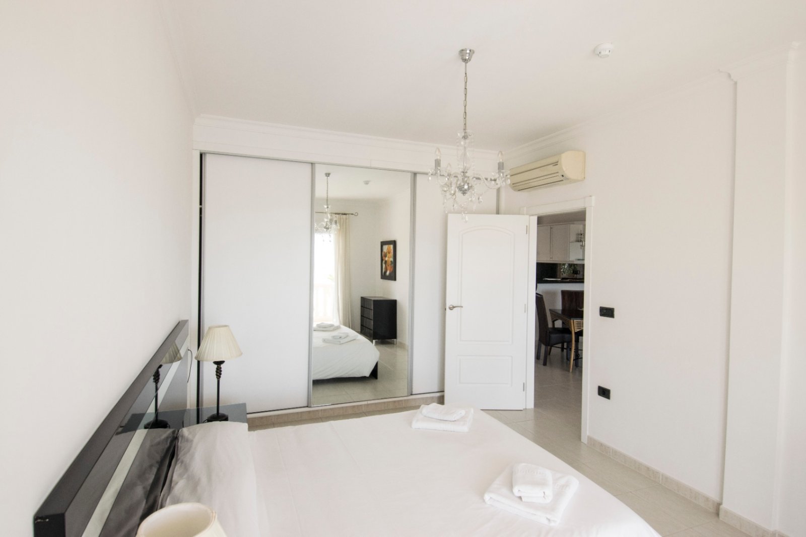 Lichtdurchflutetes Schlafzimmer mit eleganter Spiegelschrank-Lösung und komfortabler Raumaufteilung Lichtdurchflutetes Schlafzimmer mit eleganter Spiegelschrank-Lösung und komfortabler Raumaufteilung