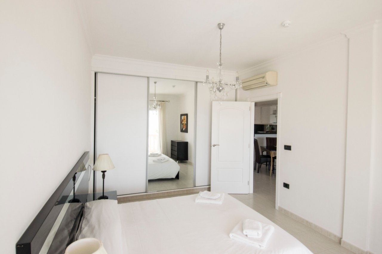 Lichtdurchflutetes Schlafzimmer mit eleganter Spiegelschrank-Lösung und komfortabler Raumaufteilung Lichtdurchflutetes Schlafzimmer mit eleganter Spiegelschrank-Lösung und komfortabler Raumaufteilung