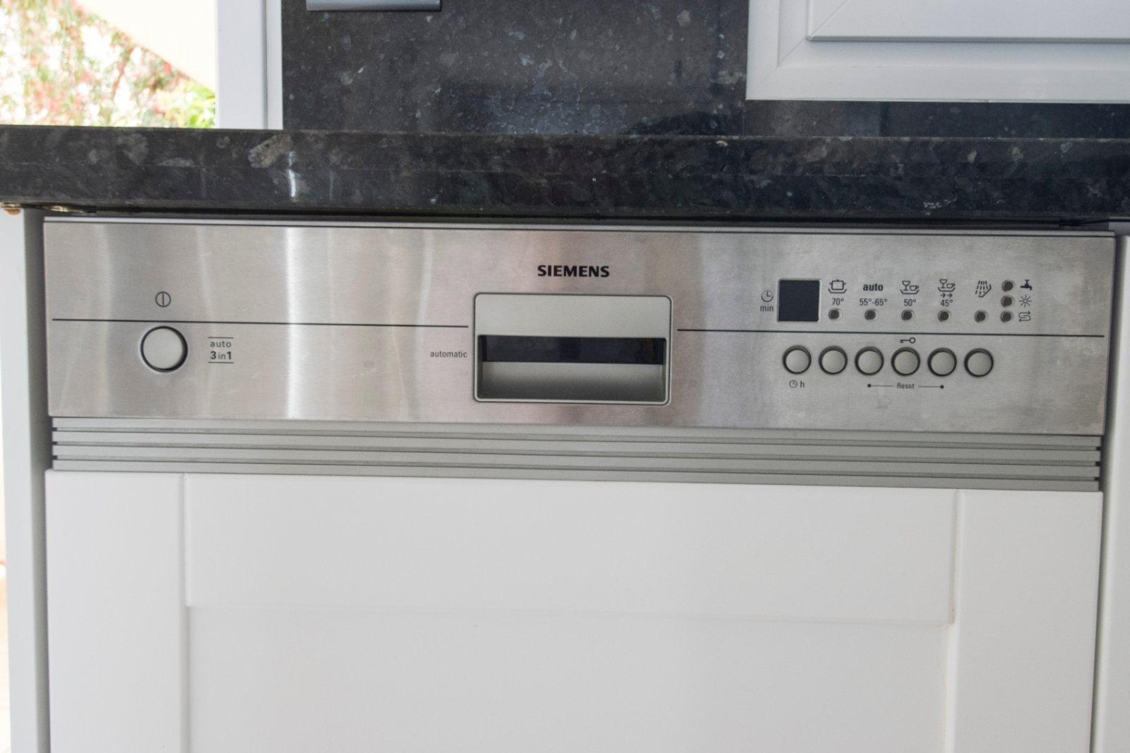 Komfort-Spülmaschine von Siemens: Effizient und hochwertig eingebaut! Komfort-Spülmaschine von Siemens: Effizient und hochwertig eingebaut!