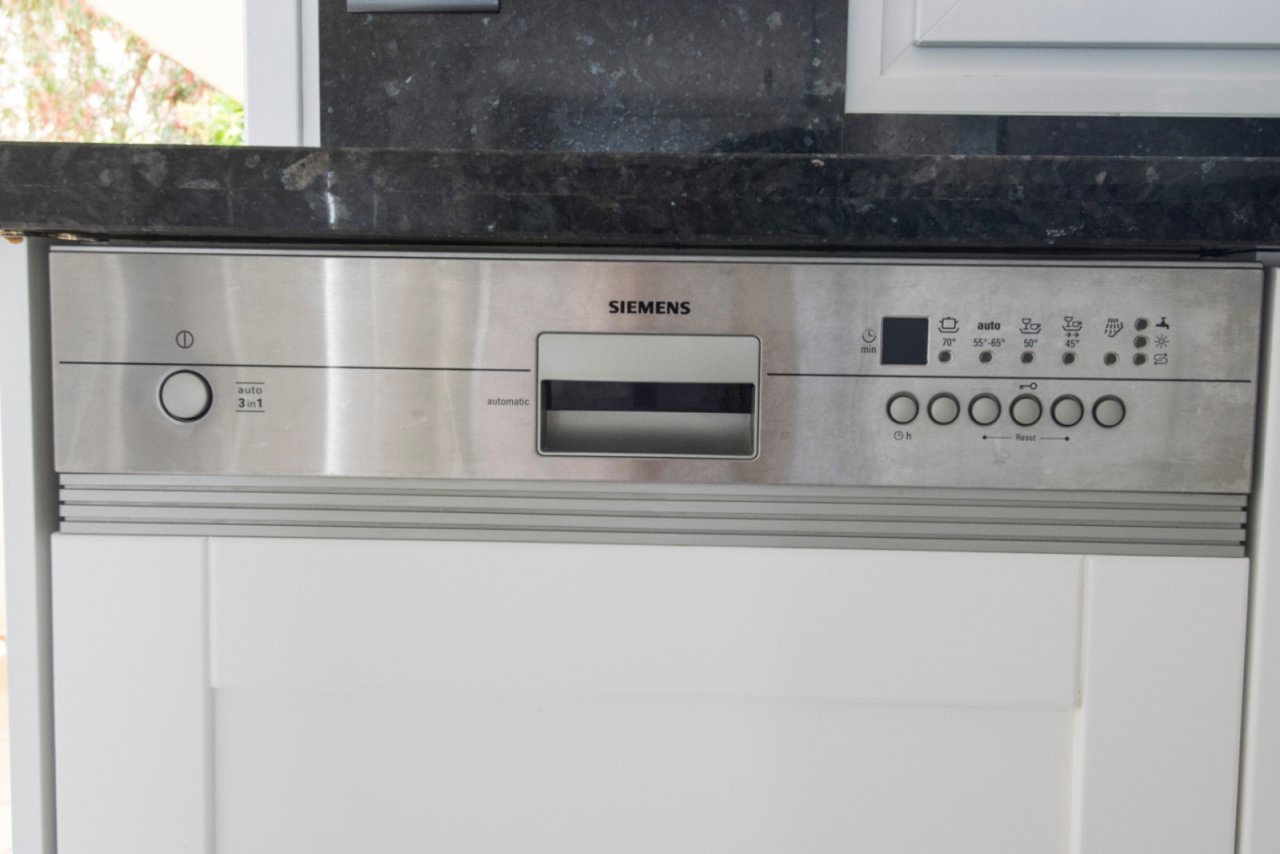 Komfort-Spülmaschine von Siemens: Effizient und hochwertig eingebaut! Komfort-Spülmaschine von Siemens: Effizient und hochwertig eingebaut!