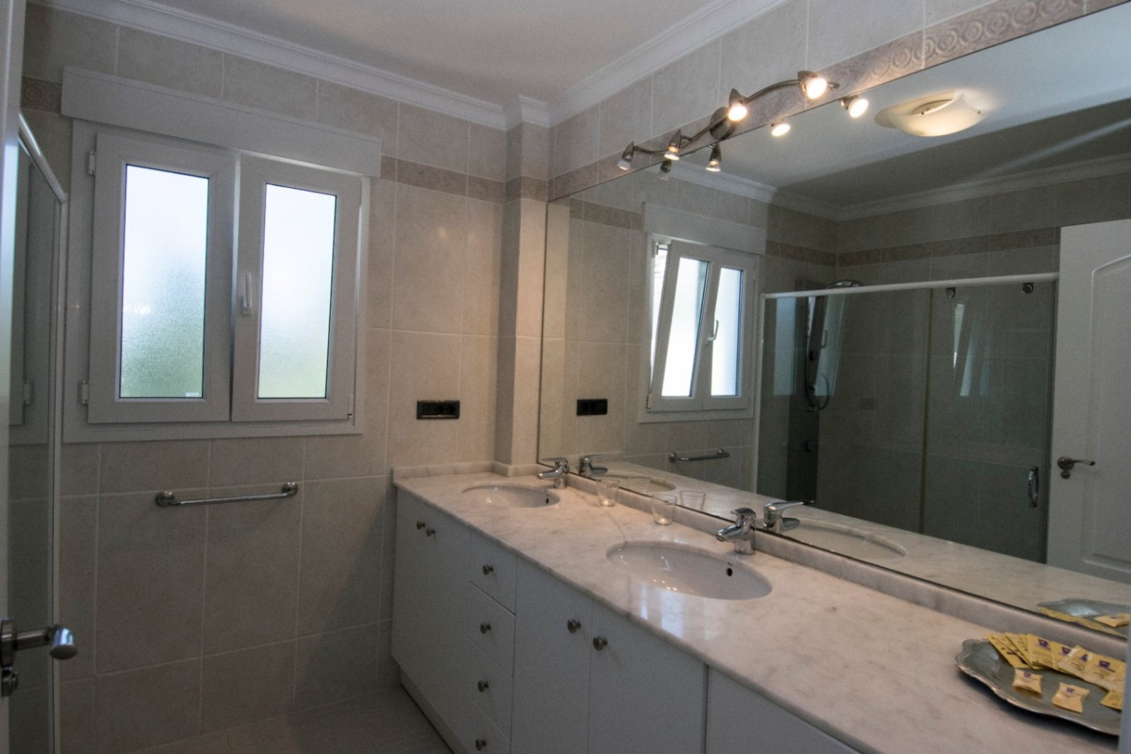Luxuriöses Badezimmer mit Doppelwaschbecken und großzügiger Spiegelfläche - Komfort auf höchstem Niveau! Luxuriöses Badezimmer mit Doppelwaschbecken und großzügiger Spiegelfläche - Komfort auf höchstem Niveau!