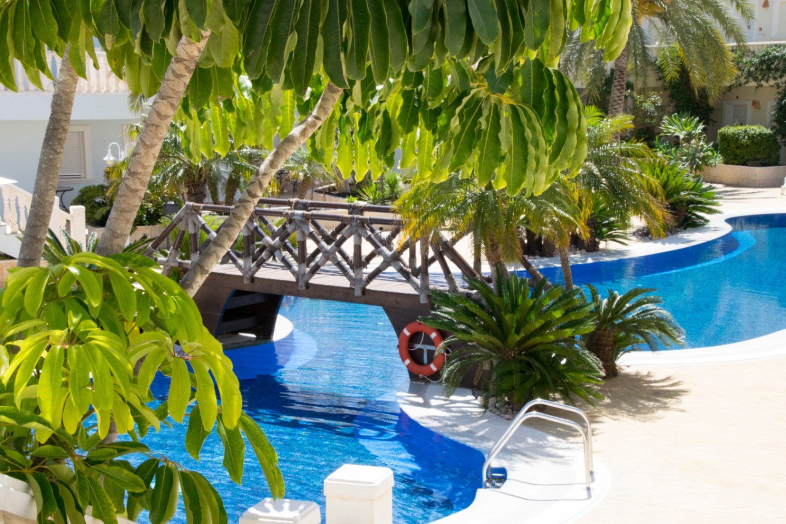 Exklusives Poolparadies mit geschwungener Brücke und tropischer Gartengestaltung - Ihr Urlaubsrefugium wartet! Exklusives Poolparadies mit geschwungener Brücke und tropischer Gartengestaltung - Ihr Urlaubsrefugium wartet!