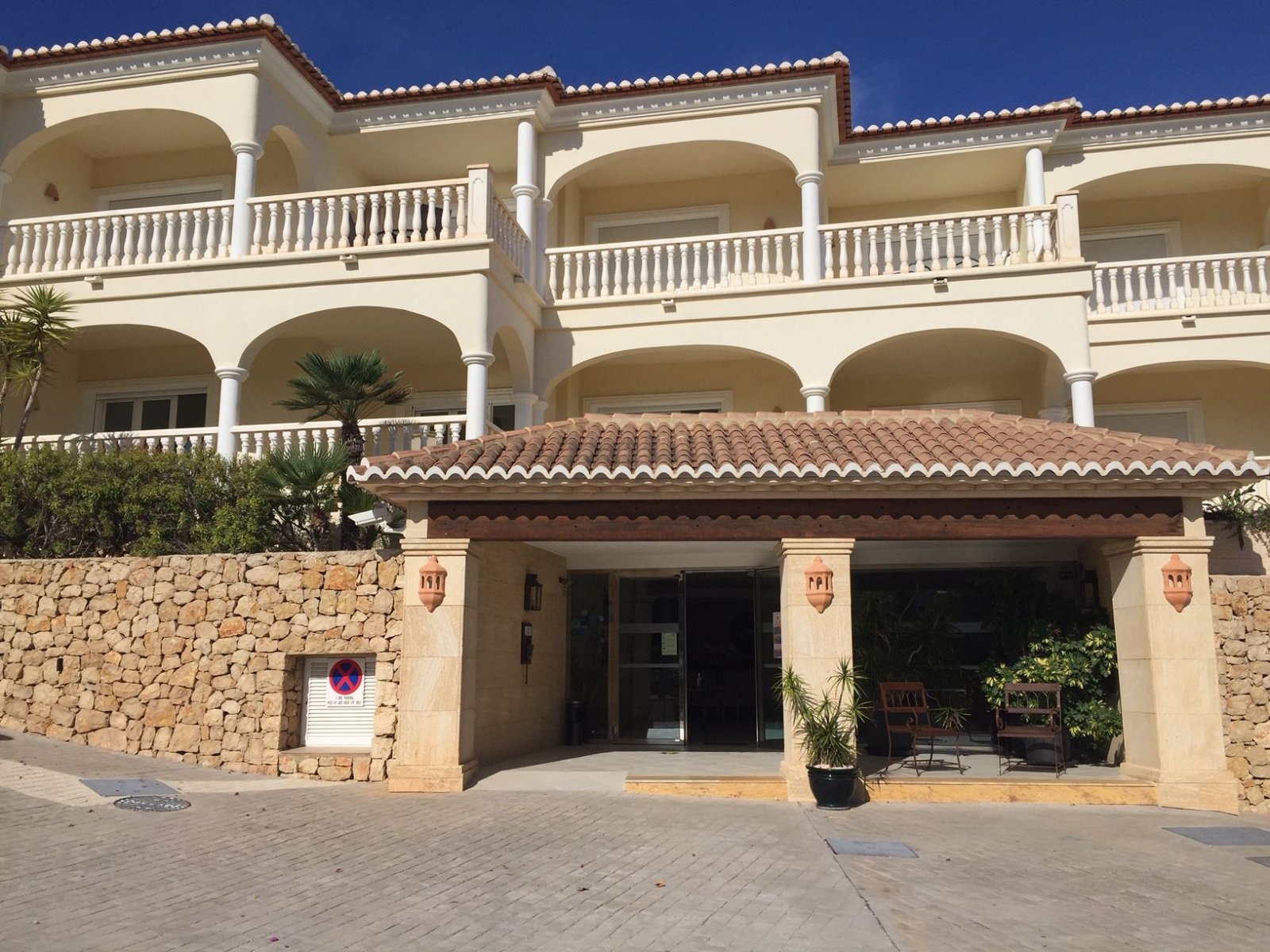 Mediterrane Luxus-Residenz mit eleganten Arkaden und Natursteinmauer - Ihr exklusives Zuhause mit Weitblick und Charme! Mediterrane Luxus-Residenz mit eleganten Arkaden und Natursteinmauer - Ihr exklusives Zuhause mit Weitblick und Charme!