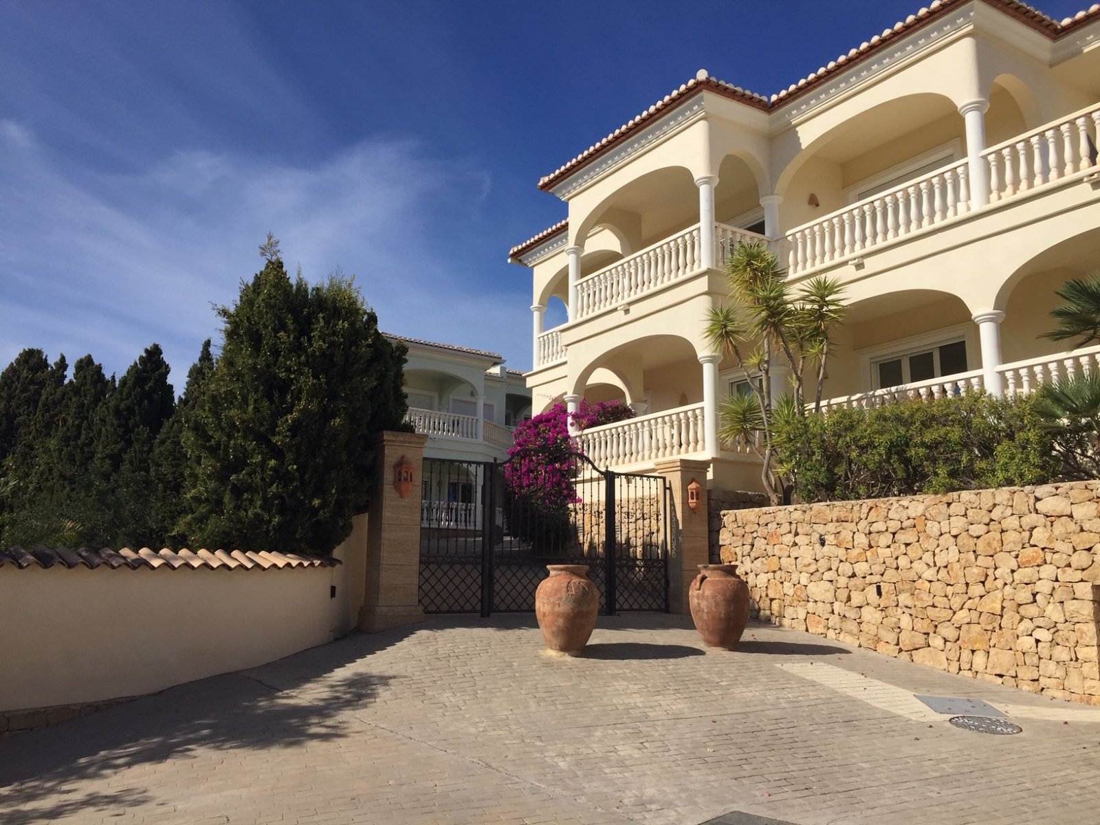 Exklusive Luxus-Villa mit mediterraner Architektur und privatem Eingangsbereich - Ihr Traumdomizil mit Weitblick und Charme! Exklusive Luxus-Villa mit mediterraner Architektur und privatem Eingangsbereich - Ihr Traumdomizil mit Weitblick und Charme!