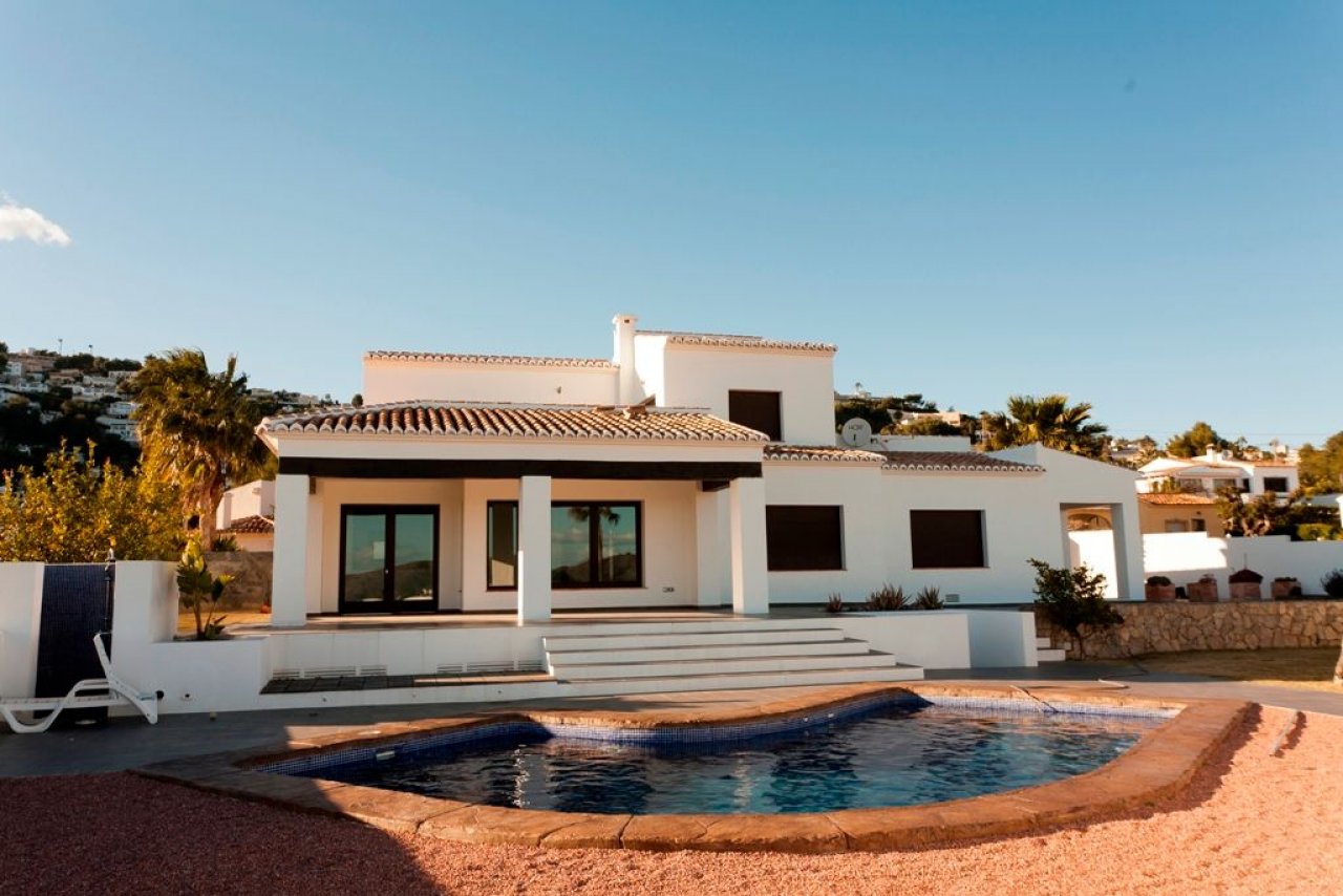Exklusive Neubau-Villa mit Panoramablick und privatem Poolbereich in Südlage Exklusive Neubau-Villa mit Panoramablick und privatem Poolbereich in Südlage