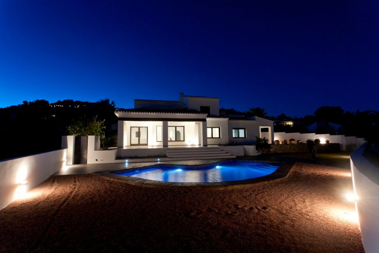 Exklusive Designervilla mit beleuchtetem Poolbereich - Moderne Architektur trifft nächtliche Eleganz Exklusive Designervilla mit beleuchtetem Poolbereich - Moderne Architektur trifft nächtliche Eleganz