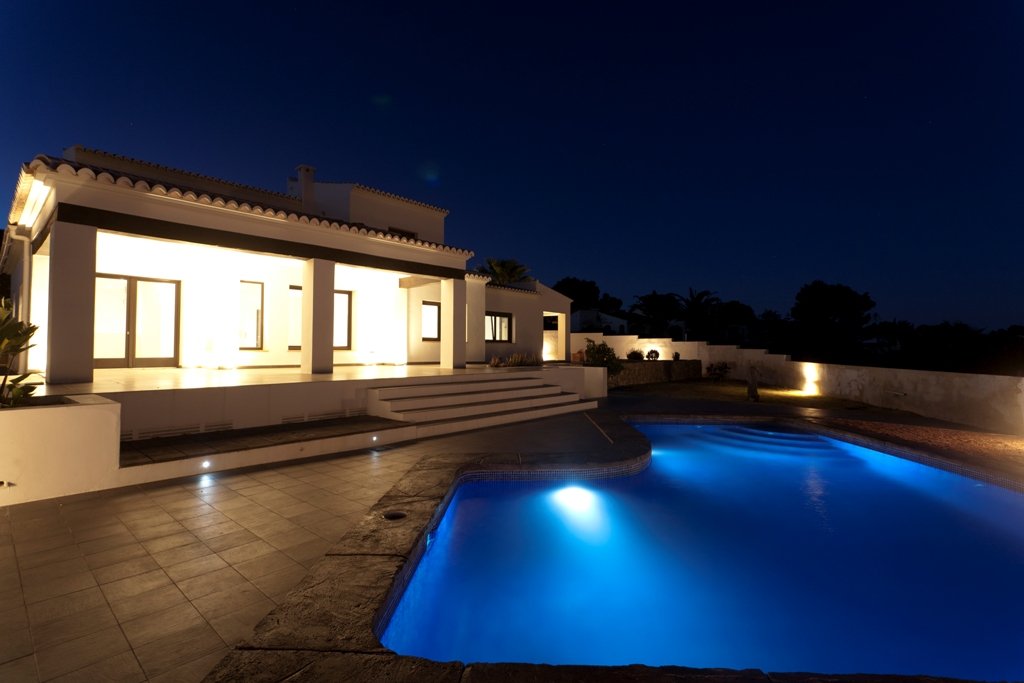 Exklusive Wohlfühloase: Designervilla mit beleuchtetem Poolbereich und mediterraner Architektur Exklusive Wohlfühloase: Designervilla mit beleuchtetem Poolbereich und mediterraner Architektur
