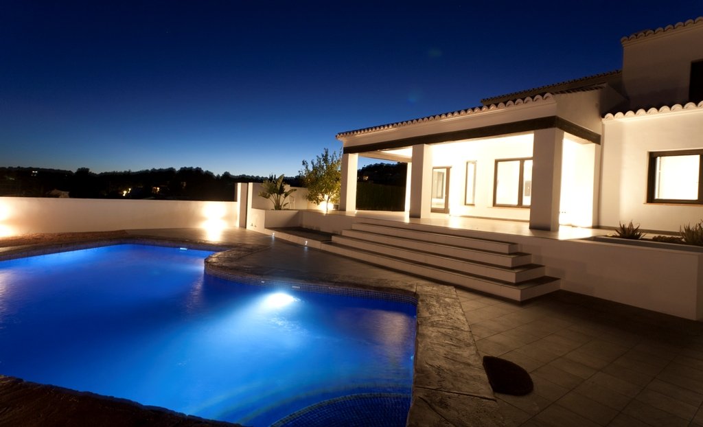 Exklusives Poolparadies mit abendlicher Lichtinszenierung - Ihr privates Wellness-Refugium mit stufenförmiger Terrassenanlage Exklusives Poolparadies mit abendlicher Lichtinszenierung - Ihr privates Wellness-Refugium mit stufenförmiger Terrassenanlage